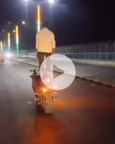 कानपुर: गंगा बैराज में स्टंटबाज पुलिस को दे रहे हैं खुली चुनौती, युवक का बाइक से स्टंट करते हुए वीडियो सोशल मीडिया पर हुआ वायरल