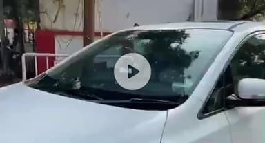 पटना ग्रामीण: नेता प्रतिपक्ष तेजस्वी यादव के आवास से नेम प्लेट हटाया गया, तेजस्वी ने दिखाई विक्ट्री की साइन