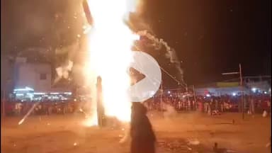 तिलहर: निगोही में चल रहे रामलीला मेले का रावण के पुतले के दहन के साथ हुआ समापन, अस्थियां लूटने के लिए उमड़ी भीड़