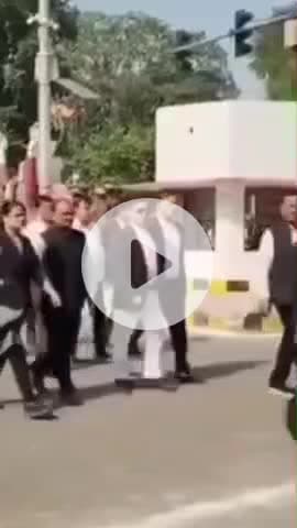 कानपुर: कानपुर कमिश्नरेट पुलिस की अधिवक्ताओं पर कार्रवाई के विरोध में कचेहरी से कोफूलबाग तक वकीलों ने निकाला पैदल मार्च