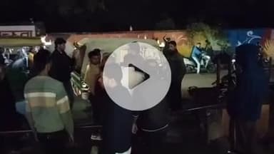 झांसी: चित्र चौराहे के पास तेज रफ्तार में 2 बाइक आपस में टकराईं, 3 लोग घायल, राहगीरों ने एंबुलेंस से भेजा अस्पताल