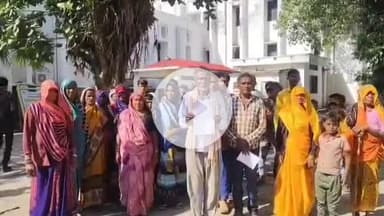 ललितपुर: बानपुर क्षेत्र अंतर्गत सहरिया जाति के लोगों ने जमीन पर जबरन कब्जा रोकने को लेकर डीएम को दिया ज्ञापन