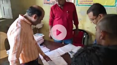 प्रतापगढ़: जिलाधिकारी ने अचलपर समेत विभिन्न सहकारी समितियों का किया औचक निरीक्षण, कालाबाजारी पर दिए सख्त निर्देश