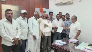 धार: धार में भारतीय किसान संघ का प्रतिनिधिमंडल अपर कलेक्टर से मिला, लैंड पुलिंग एक्ट समाप्त करने की मांग रखी