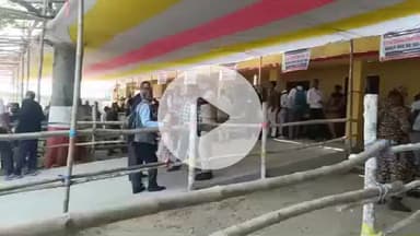 घोसी: घोसी उच्च विद्यालय स्थित डिस्पैच सेंटर से मतदान कर्मियों को चुनाव सामग्री देकर किया जा रहा रवाना