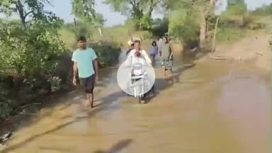 सुनेल: उन्हेल में रोशनबाड़ी बांध का पानी रास्ते पर भरा होने से आवागमन प्रभावित