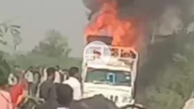 हमीरपुर: सिमरा गांव के पास लोडर में लगी आग, लाखों का सामान हुआ खाक