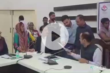 हरिद्वार: DM ने जनता दरबार में अधिकारियों के साथ सुनी 70 जन समस्याएं, कई का मौके पर किया निस्तारण