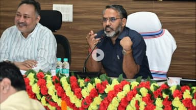 गिरिडीह: समाहरणालय सभागार में डीसी रामनिवास यादव की अध्यक्षता में स्वास्थ्य विभाग की योजनाओं पर समीक्षा बैठक।