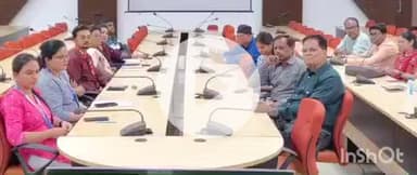 जगदलपुर: कलेक्टर कार्यालय में पेंशनरों ने सीखा घर बैठे जीवन प्रमाण पत्र जमा करना