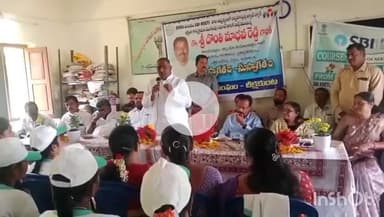 నెక్కొండ: డిఆర్డిఏ మరియు ఎస్బిఐ ఆధ్వర్యంలో జూట్ బ్యాగుల శిక్షణ శిబిరం ముగింపు కార్యక్రమంలో పాల్గొన్న నర్సంపేట ఎమ్మెల్యే