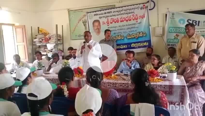 నెక్కొండ: డిఆర్డిఏ మరియు ఎస్బిఐ ఆధ్వర్యంలో జూట్ బ్యాగుల శిక్షణ శిబిరం ముగింపు కార్యక్రమంలో పాల్గొన్న నర్సంపేట ఎమ్మెల్యే
