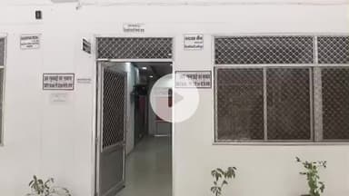 हमीरपुर: सुरौली बुजुर्ग पंचायत सहायक ने जिलाधिकारी को शिकायत सौंपकर न्याय की गुहार लगाई