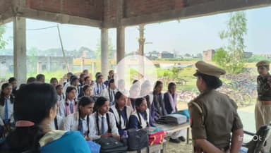 नौतनवा: असुरैना चौराहे पर मिशन नारी शक्ति के तहत बालिकाओं को जागरूक किया गया