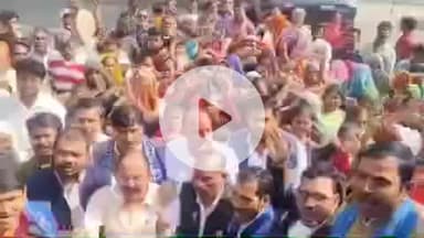 झांसी: झांसी में बुलडोजर कार्रवाई के विरोध में BSP नेताओं के साथ बेघर लोग डीएम कार्यालय पहुंचे, जमकर किया प्रदर्शन