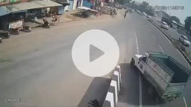 झांसी: झाँसी-कानपुर हाईवे के दिगारा के पास बस और पिकअप की जोरदार टक्कर, घटना का सीसीटीवी आया सामने