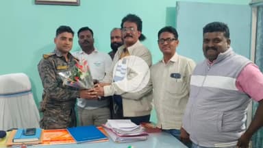 किस्को: किस्को में अंजुमन पदाधिकारियों ने नए थाना प्रभारी से की शिष्टाचार भेंट, बुके देकर किया स्वागत