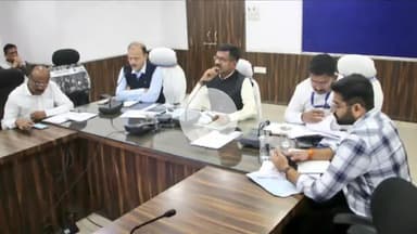 कलेक्ट्रेट सभागार में डीएम डॉ. सतीश कुमार एस की मौजूदगी में समय सीमा प्रकरणों की समीक्षा बैठक संपन्न