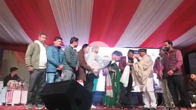 टिहरी: हिमाचली गायक नाटी किंग कुलदीप शर्मा की सांस्कृतिक संध्या में उमड़ा दर्शकों का सैलाब, युवाओं ने जमकर लगाए ठुमके