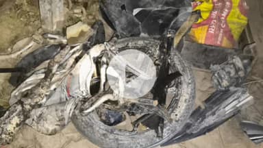 तिलहर: निगोही रोड स्थित बंद रेलवे फाटक को पार कर रहे व्यक्ति की बाइक मालगाड़ी की चपेट में आई, बाइक के परखच्चे उड़ गए