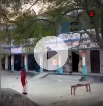 फ़र्ज़ी वोट दल कर पकड़ा गया और बिहार पुलिस या केंद्रीय पुलिस उसे भागने का इशारा कर रही है। यहाँ चुनाव बिहार की जनता नहीं भाजपा और जेडीयू  की डबल इंजन सरकार @ECISVEEP से जुगलबंदी कर चुनाव लड़ रही है। 
जय सिया राम।