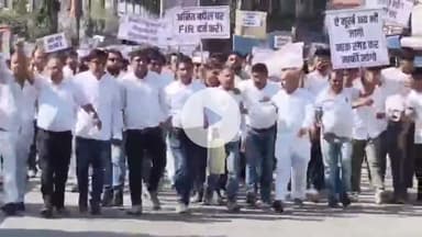 बीना: छत्तीसगढ़ के नेता के विरोध में सिंधी समाज का विशाल प्रदर्शन, सर्वोदय चौराहे पर नारेबाजी कर फूंका पुतला