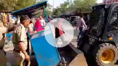 लाडपुरा: नगर निगम में प्रशासक के कार्यभार संभालने के बाद नयापुरा में अतिक्रमण दस्ते ने जेसीबी से हटाया अतिक्रमण, पुलिस जाप्ता रहा