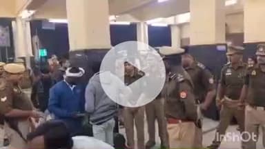 बांदा: DIG व SP ने जनपद में कानून एवं शांति व्यवस्था बनाए रखने के लिए भारी पुलिस बल के साथ शहर क्षेत्र में किया पैदल गश्त