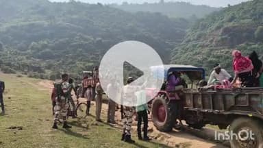 अधौरा: बड़वान कला में मतदान केंद्र पर विनोबा नगर के मतदाताओं ने 7 किलोमीटर ट्रैक्टर से जाकर किया मतदान