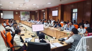 चूरू: चूरू में जिला कलक्टर अभिषेक सुराणा ने साप्ताहिक समीक्षा बैठक ली, अधिकारियों को दिए निर्देश