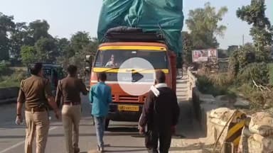 नौगावां सादात: यातायात माह के तहत थाना नौगावां सादात पुलिस ने चलाया यातायात जागरूकता अभियान