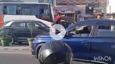 देहरादून: देहरादून मोहकमपुर में ट्रक ने गाड़ी को पीछे से मारी टक्कर