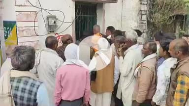 हमीरपुर: सुमेरपुर में गेहूं का बीज आते ही किसानों की भीड़ उमड़ी, बुलानी पड़ी पुलिस