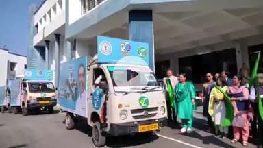 सिमडेगा: झारखंड स्थापना दिवस के उपलक्ष में सिमडेगा समाहरणालय से 10 प्रचार वाहनों को हरी झंडी दिखाकर किया गया रवाना