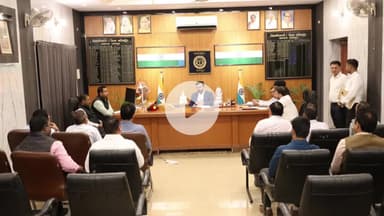 रामपुर: जिलाधिकारी अजय कुमार द्विवेदी ने अपने कार्यालय में विद्युत विभाग के अधिकारियों के साथ की बैठक, दिए जरूरी निर्देश