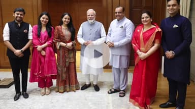 रामपुर: दिल्ली में नगर विधायक आकाश सक्सेना ने प्रधानमंत्री नरेंद्र मोदी से परिवार के सदस्यों संग की मुलाकात