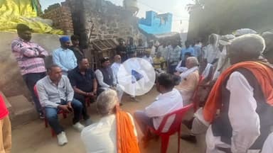 भुसावर: विधायक बहादुर सिंह कोली ने भुसावर के गाँव पथैना में राजवीर वाल्मीकि को श्रद्धांजलि अर्पित की