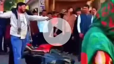 झांसी: नंदनपुरा में स्कूटी और बाइक के बीच हुई टक्कर, बाइक सवार युवक-युवती ने पत्थर मारकर स्कूटी को तोड़ा, वीडियो हुआ वायरल