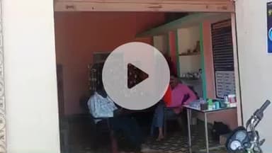 जतारा: शासकीय स्कूल समय में शिक्षक दुकानों व मोबाइल पर टाइम पास करते, बच्चे खेलते; संकुल प्राचार्य करेगी कार्यवाही