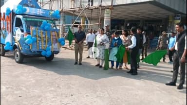 गिरिडीह: झारखंड स्थापना दिवस पर डीसी ऑफिस से डीसी-डीडीसी ने जागरूकता रथ को हरी झंडी दिखाकर रवाना किया