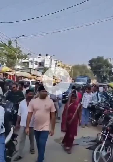 नारी के सम्मान में, नीतीश जी की पुलिस मैदान में,
बिहार में आज वोटिंग चल रही है, और इनका ये घटिया हरकत..