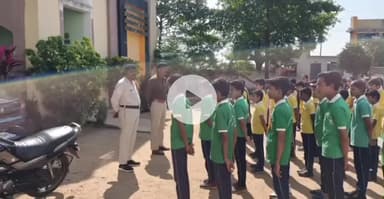 सलैया पुलिस ने बच्चों से कहा - पुलिस आपकी दोस्त है, कोई भी परेशानी हो तो तुरंत बताएं: चौकी प्रभारी