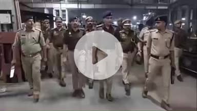 प्रतापगढ़: दिल्ली में हुए हादसे के बाद प्रतापगढ़ पुलिस सतर्क, एसपी ने रेलवे स्टेशन पर चलाया सघन चेकिंग अभियान