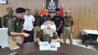 इटावा: कोतवाली इलाके से पुलिस ने चेकिंग के दौरान एक शातिर चोर को गिरफ्तार किया, उसके पास से चोरी की बाइक, तमंचा और 4 मोबाइल बरामद