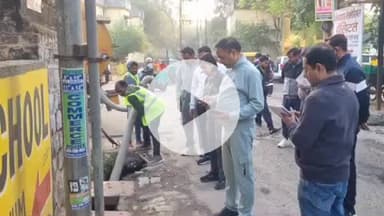 झांसी: नगर आयुक्त ने सिविल लाइन्स का निरीक्षण किया, डोर-टू-डोर कलेक्शन बढ़ाने के दिए निर्देश