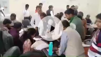 करछना: करछना तहसील में आयोजित शिकायतकर्ता सम्मेलन में एसडीएम करछना भारती मीणा ने लोगों की समस्याएं सुनीं