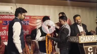 इटावा: जिला बार एसोसिएशन के नवनिर्वाचित पदाधिकारियों का सम्मान समारोह नुमाइश चौराहे स्थित एक निजी होटल में आयोजित किया गया