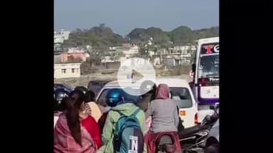 देहरादून: नंदा की चौकी के पास टूटा पुल बना परेशानी का सबब, अस्थाई पुल पर फंसी एंबुलेंस