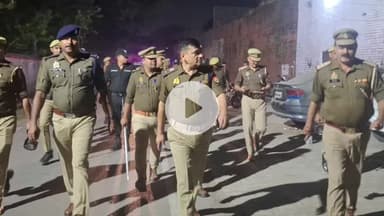 रामपुर: मंगलवार को पुलिस अधीक्षक विद्यासागर मिश्र ने थाना कोतवाली क्षेत्र में भारी पुलिस बल के साथ की पैदल गश्त