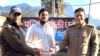 टिहरी: इको पार्क धनोल्टी में गुम हुआ आईफोन थाना थत्यूड पुलिस ने बरामद किया, मालिक को सौंपा